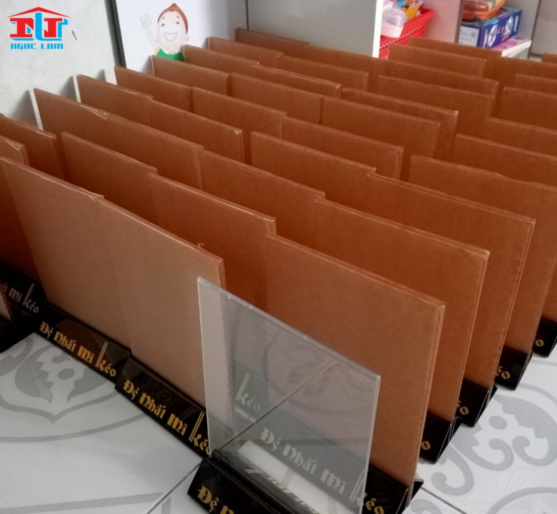 menu mica để bàn đế tam giác
