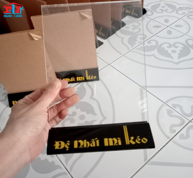 menu mica để bàn đế tam giác