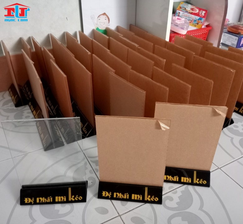 menu mica để bàn đế tam giác