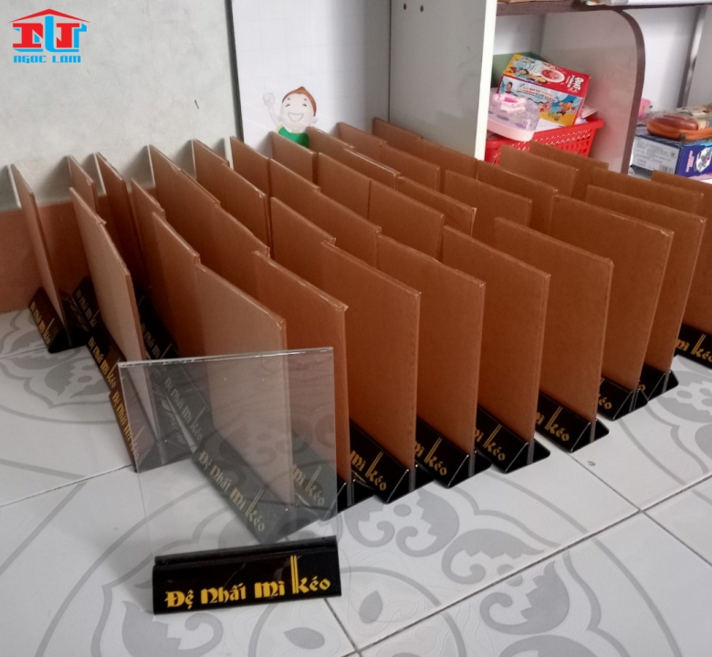 menu mica để bàn đế tam giác
