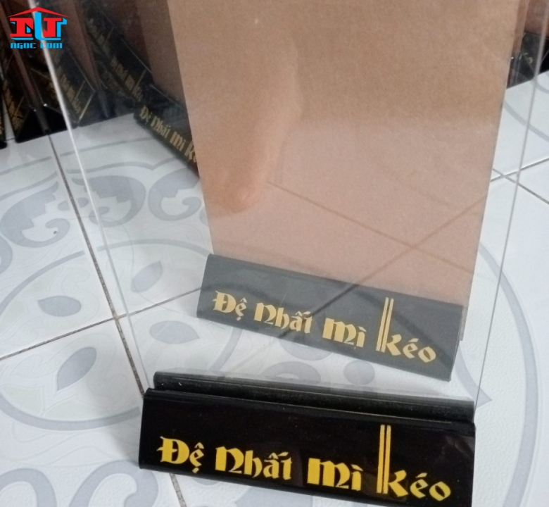 menu mica để bàn đế tam giác