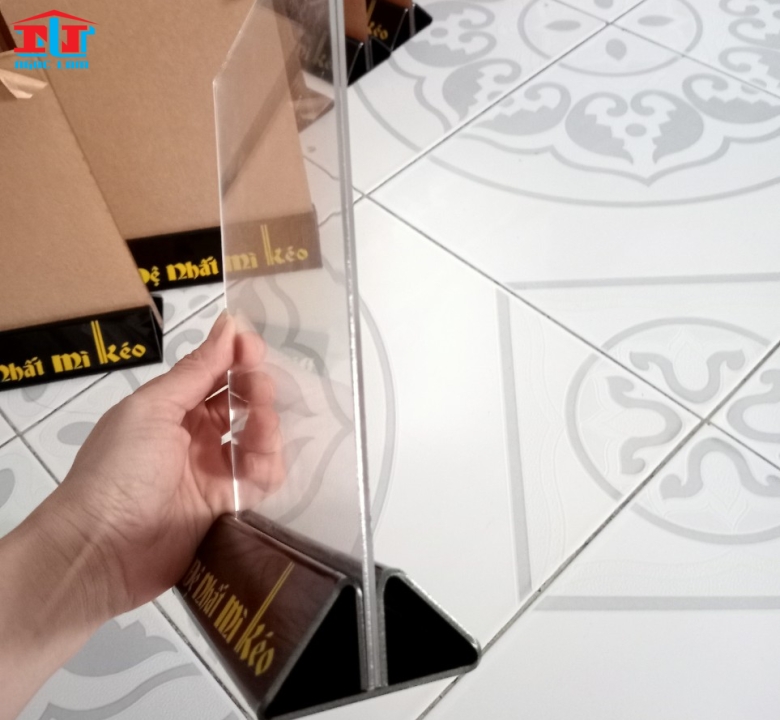 menu mica để bàn đế tam giác