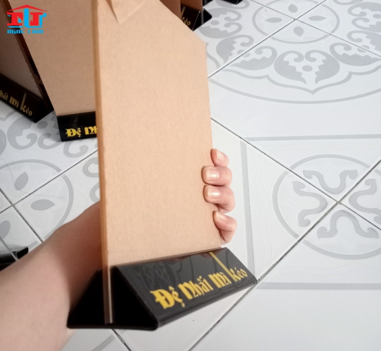 menu mica để bàn đế tam giác