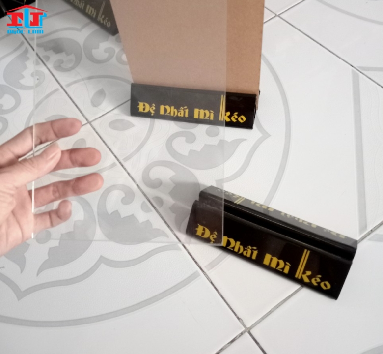 menu mica để bàn đế tam giác